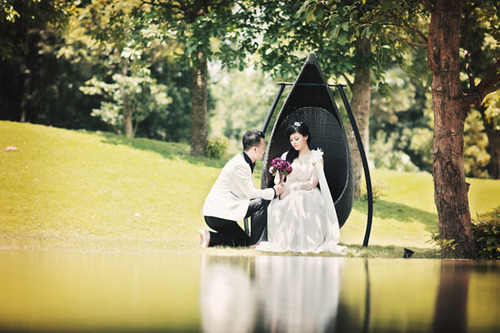 Cô dâu và chú rể nổi bật với váy cưới và comple. Cô dâu và chú rể nổi bật với váy cưới và comple.