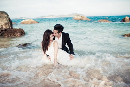 Nếu chụp ảnh trên biển, cô dâu và chú rể nên chọn trang phục phóng khoáng, tự nhiên. Nếu chụp ảnh trên biển, cô dâu và chú rể nên chọn trang phục phóng khoáng, tự nhiên.