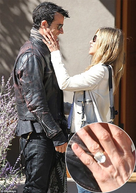 Jennifer Aniston đã xúc động rơi nước mắt khi được nam diễn viên Justin Therox ngỏ lời cầu hôn và trao chiếc nhẫn kim cương đắt giá. Jennifer Aniston đã xúc động rơi nước mắt khi được nam diễn viên Justin Therox ngỏ lời cầu hôn và trao chiếc nhẫn kim cương đắt giá.