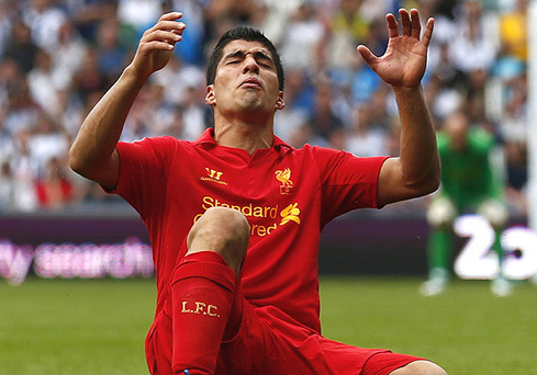 Suarez đang bị chỉ trích dữ dội sau hành động đóng kịch ở trận gặp Stoke. Suarez đang bị chỉ trích dữ dội sau hành động đóng kịch ở trận gặp Stoke.