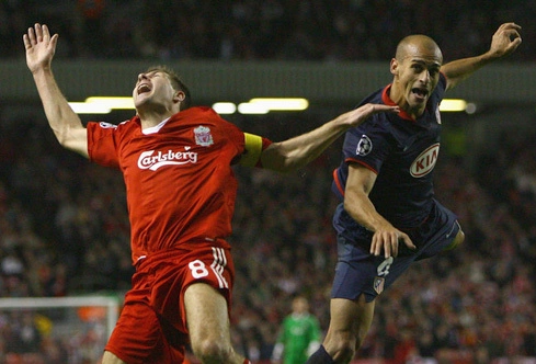 Gerrard trước đây cũng từng có những pha ăn vạ lộ liễu. Ảnh: PA. Gerrard trước đây cũng từng có những pha ăn vạ lộ liễu. Ảnh: PA.