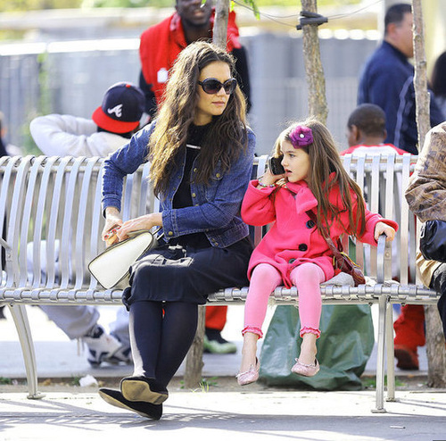 Suri và mẹ Katie Holmes đi chơi công viên ở New York hôm chủ nhật, 14/10. Suri và mẹ Katie Holmes đi chơi công viên ở New York hôm chủ nhật, 14/10.