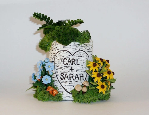 Cake topper như một khu rừng nhỏ đáng yêu, có khắc tên cô dâu chú rể. Cake topper như một khu rừng nhỏ đáng yêu, có khắc tên cô dâu chú rể.