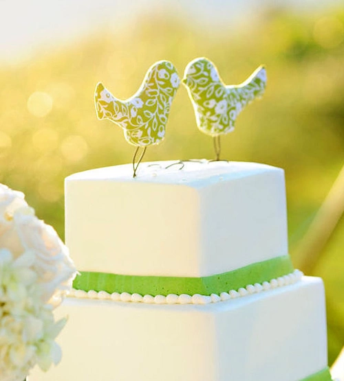 Với đám cưới trong ngày thu se lạnh, cake topper mang hình ảnh đôi chim hạnh phúc có thể được làm từ vải xinh xắn. Với đám cưới trong ngày thu se lạnh, cake topper mang hình ảnh đôi chim hạnh phúc có thể được làm từ vải xinh xắn.