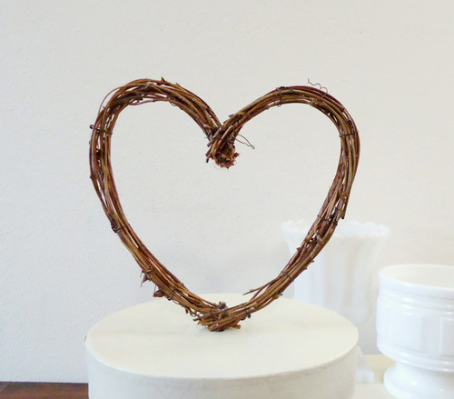 Trái tim đan từ những cành khô cũng là cake topper dễ làm và ấn tượng. Trái tim đan từ những cành khô cũng là cake topper dễ làm và ấn tượng.
