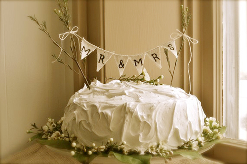 Cake topper là một dải cờ nhỏ, đơn giản và được căng lên nhờ hai cành cây tự nhiên. Cake topper là một dải cờ nhỏ, đơn giản và được căng lên nhờ hai cành cây tự nhiên.