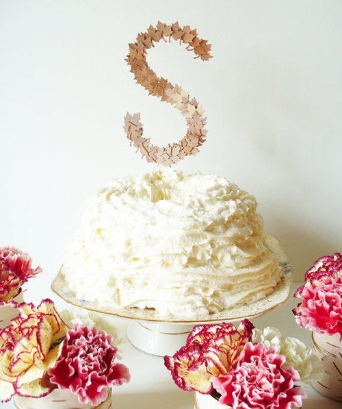 Cake topper ghép từ những mảnh lá phong bằng gỗ xinh xắn. Cake topper ghép từ những mảnh lá phong bằng gỗ xinh xắn.