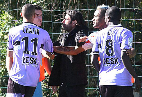 Ban lãnh đạo và cầu thủ hai đội phải can thiệp để ngăn không cho hai cầu thủ lao vào nói chuyện bằng chân tay. Ban lãnh đạo và cầu thủ hai đội phải can thiệp để ngăn không cho hai cầu thủ lao vào nói chuyện bằng chân tay.