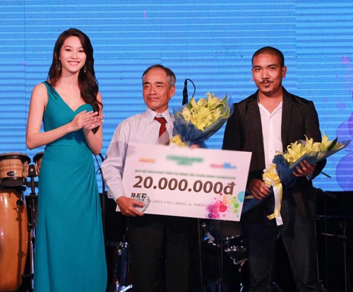 Liveshow của nhạc sĩ Nguyễn Văn Chung được thực hiện với ý nghĩa gây quỹ dành cho sinh viên nghèo hiếu học. Đại học Y Dược là địa điểm đầu tiên mà ê kíp dừng chân. Tối qua, Hoa hậu Thu Thảo đại diện đơn vị hỗ trợ, trao tặng trường 20 triệu đồng. Liveshow của nhạc sĩ Nguyễn Văn Chung được thực hiện với ý nghĩa gây quỹ dành cho sinh viên nghèo hiếu học. Đại học Y Dược là địa điểm đầu tiên mà ê kíp dừng chân. Tối qua, Hoa hậu Thu Thảo đại diện đơn vị hỗ trợ, trao tặng trường 20 triệu đồng.