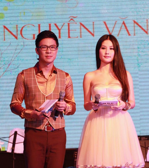 MC Anh Quân và diễn viên Diễm My 9X đảm nhận vai trò dẫn chương trình. MC Anh Quân và diễn viên Diễm My 9X đảm nhận vai trò dẫn chương trình.