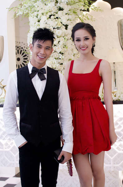 Hoa hậu Việt Nam 2006 hai lần thay trang phục trong một sự kiện. Cô diện váy đỏ rực Hoa hậu Việt Nam 2006 hai lần thay trang phục trong một sự kiện. Cô diện váy đỏ rực