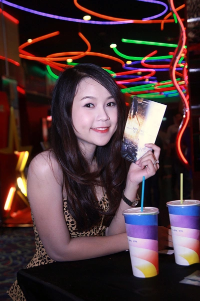 Hotgirl Sam xinh xắn với váy da báo. Hotgirl Sam xinh xắn với váy da báo.