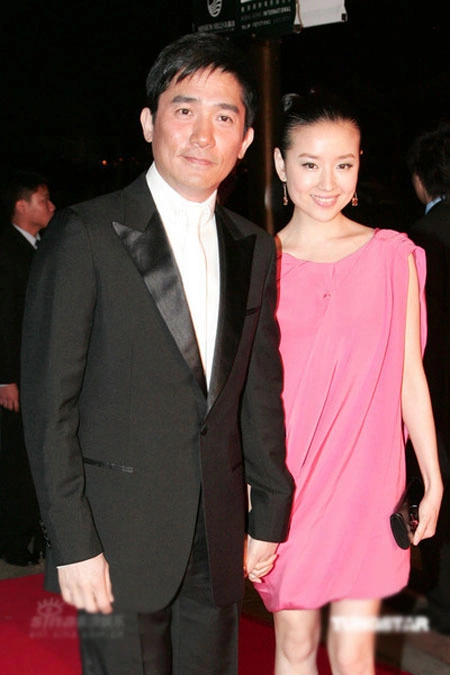 Lương Triều Vỹ và Đổng Khiết sánh bước trên thảm đỏ trong một sự kiện. Lương Triều Vỹ và Đổng Khiết sánh bước trên thảm đỏ trong một sự kiện.