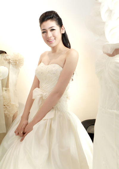 Lần đầu được khoác áo cưới, Dương Tú Anh rất hào hứng. Cô cho biết Lần đầu được khoác áo cưới, Dương Tú Anh rất hào hứng. Cô cho biết