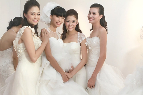 Người mẫu Hà Đăng (thứ 2 từ trái sang) vẫn đi diễn thời trang cùng nhiều chân dài cùng công ty dù cô sẽ lên xe hoa vào ngày 28/10. Người mẫu Hà Đăng (thứ 2 từ trái sang) vẫn đi diễn thời trang cùng nhiều chân dài cùng công ty dù cô sẽ lên xe hoa vào ngày 28/10.