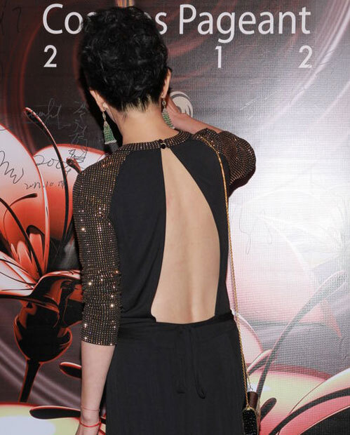 Bà xã Lương Triều Vỹ khoe lưng trần tại một sự kiện hôm cuối tuần. Bà xã Lương Triều Vỹ khoe lưng trần tại một sự kiện hôm cuối tuần.