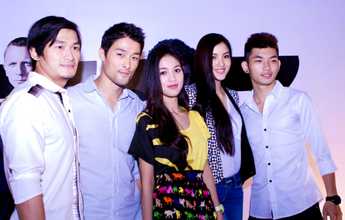 Johnny Trí Nguyễn và Nhung Kate hội ngộ người đẹp Huỳnh Bích Phương và một số bạn bè tại buổi ra mắt phim. Johnny Trí Nguyễn và Nhung Kate hội ngộ người đẹp Huỳnh Bích Phương và một số bạn bè tại buổi ra mắt phim.