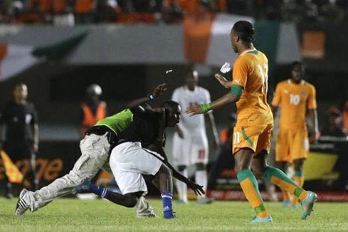 Drogba bị fan cuồng chạy xuống sân đuổi đánh. Ảnh: PA. Drogba bị fan cuồng chạy xuống sân đuổi đánh. Ảnh: PA.