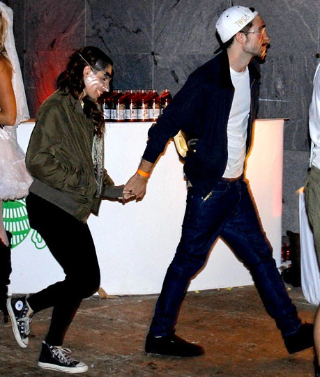 Pattinson và Kristen tay trong tay tại tiệc Halloween. Pattinson và Kristen tay trong tay tại tiệc Halloween.