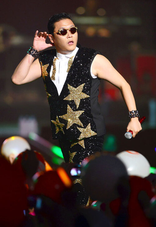 PSY đã làm nên tên tuổi cho nghệ sĩ Hàn trong làng nhạc thế giới, sau khi "Gangnam Style" ra mắt và đạt hơn 620 triệu khán giả theo dõi cùng 4,7 triệu lượt like trên You Tube. PSY đã làm nên tên tuổi cho nghệ sĩ Hàn trong làng nhạc thế giới, sau khi "Gangnam Style" ra mắt và đạt hơn 620 triệu khán giả theo dõi cùng 4,7 triệu lượt like trên You Tube.