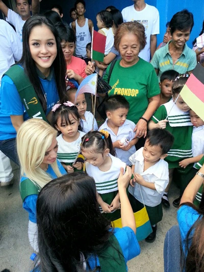 Người đẹp 18 tuổi và các thí sinh Miss Earth 2012 vui đùa bên các em nhỏ. Người đẹp 18 tuổi và các thí sinh Miss Earth 2012 vui đùa bên các em nhỏ.