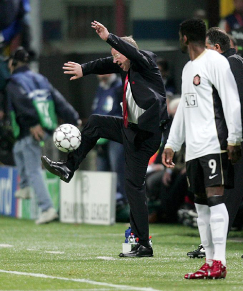 Sir Alex luống cuống đỡ một pha bóng bất ngờ. Sir Alex luống cuống đỡ một pha bóng bất ngờ.