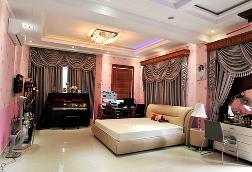 Phòng dành riêng cho con gái lớn của Trang Nhung với họa tiết màu hồng nhạt. Phòng dành riêng cho con gái lớn của Trang Nhung với họa tiết màu hồng nhạt.