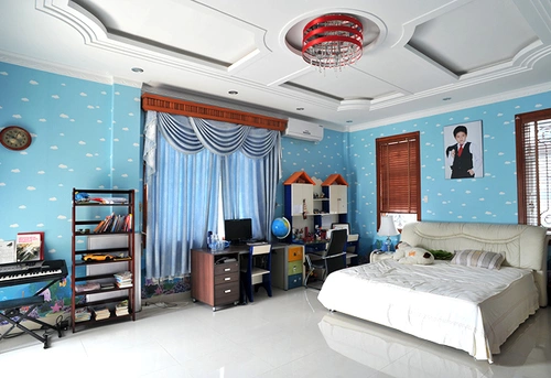 Phòng dành cho cậu con trai thứ hai lại có gam màu xanh nhạt. Phòng dành cho cậu con trai thứ hai lại có gam màu xanh nhạt.