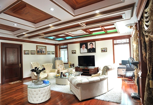 Tại phòng thư giãn, Tại phòng thư giãn,