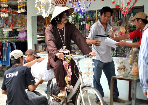 Các thành viên trong đoàn phim giúp Huy Khánh chuẩn bị hành trang cho cảnh quay đạp xe ra phố giao hàng. Các thành viên trong đoàn phim giúp Huy Khánh chuẩn bị hành trang cho cảnh quay đạp xe ra phố giao hàng.