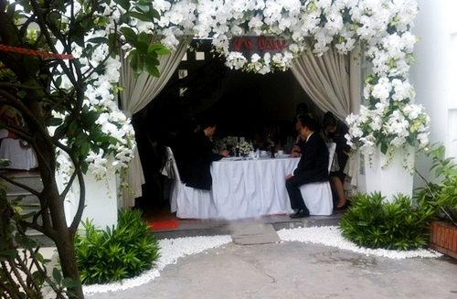 Tại gia đình cô dâu Tăng Thanh Hà, một chiếc cổng hoa lan trắng lớn được dựng lên với tấm biển vu quy như lời thông báo hỷ sự. Tại gia đình cô dâu Tăng Thanh Hà, một chiếc cổng hoa lan trắng lớn được dựng lên với tấm biển vu quy như lời thông báo hỷ sự.
