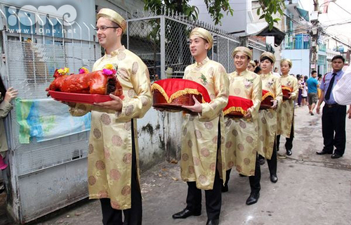 Đúng 9h sáng, đoàn nhà trai đã có mặt tại nhà gái. Đúng 9h sáng, đoàn nhà trai đã có mặt tại nhà gái.