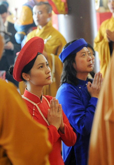 Đỗ Hải Yến vàchú rể Calvin Tài Lâm trong lễ Hằng thuận tại chùa Quy Nhơn. Đỗ Hải Yến vàchú rể Calvin Tài Lâm trong lễ Hằng thuận tại chùa Quy Nhơn.