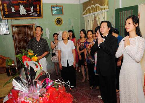 Đôi uyên ương thắp hương trên bàn thờ để gia mắt họ nhà gái. Đôi uyên ương thắp hương trên bàn thờ để gia mắt họ nhà gái.