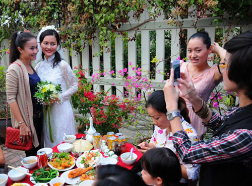 Sau khi các nghi lễ hoàn thành, đôi uyên ương mở tiệc truyền thống để tiếp đãi bạn bè, hàng xóm và người thân tại quê nhà. Sau khi các nghi lễ hoàn thành, đôi uyên ương mở tiệc truyền thống để tiếp đãi bạn bè, hàng xóm và người thân tại quê nhà.