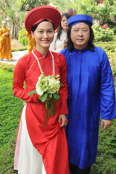 Cô dâu chú rể luôn chọn trang phục truyền thống để diện trong các nghi thức cưới. Cô dâu chú rể luôn chọn trang phục truyền thống để diện trong các nghi thức cưới.