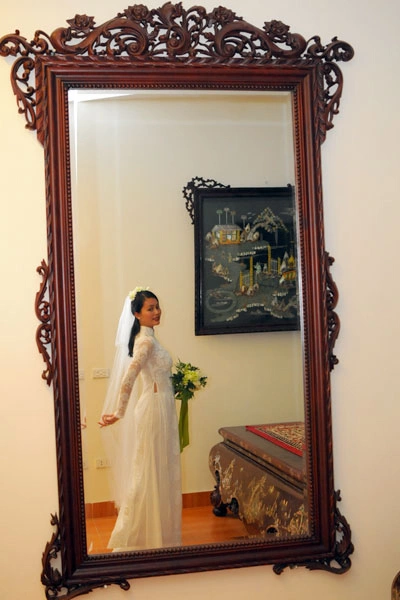 Không chọn lại chiếc áo dài đỏ trong lễ cưới tại chùa, Hải Yến mặc áo ren trắng trong đám cưới tại Bắc Ninh. Cô cũng chuẩn bị hoa cưới, khăn voan dài để tô điểm thêm cho nhan sắc dịu dàng, đằm thắm. Không chọn lại chiếc áo dài đỏ trong lễ cưới tại chùa, Hải Yến mặc áo ren trắng trong đám cưới tại Bắc Ninh. Cô cũng chuẩn bị hoa cưới, khăn voan dài để tô điểm thêm cho nhan sắc dịu dàng, đằm thắm.