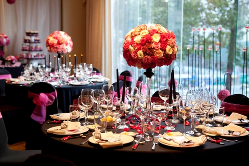 Bình hoa cao cắm kiểu tròn là xu hướng được ưa chuộng nhất trong mùa cưới 2012. Ảnh: Flower Studio. Bình hoa cao cắm kiểu tròn là xu hướng được ưa chuộng nhất trong mùa cưới 2012. Ảnh: Flower Studio.