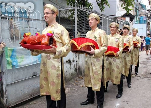 Đoàn bê tráp của nhà trai có mặt trước cửa nhà cô dâu Tăng Thanh Hà để chờ đến giờ hoàng đạo. Đoàn bê tráp của nhà trai có mặt trước cửa nhà cô dâu Tăng Thanh Hà để chờ đến giờ hoàng đạo.