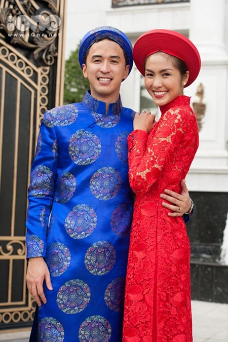Đôi uyên ương rạng ngời trong trang phục áo dài truyền thống. Đôi uyên ương rạng ngời trong trang phục áo dài truyền thống.