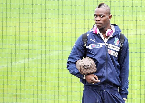 Balotelli với kiểu đầu mới khi tập trung cùng tuyển Italy chuẩn bị cho trận giao hữu với tuyển Pháp hôm 12/11.