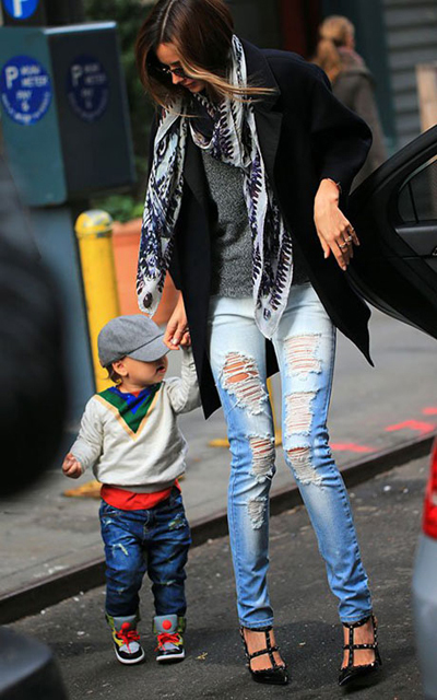 Miranda và bé Flynn cùng diện quần jeans sành điệu Miranda và bé Flynn cùng diện quần jeans sành điệu