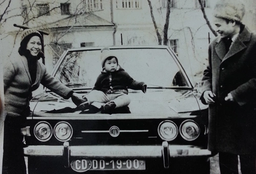 Mê ô tô, năm 4 tuổi, Minh Tiệp đòi bố mẹ cho ngồi trên nóc ô tô dù thời tiết ở Praha lạnh cóng vào mùa đông. Mê ô tô, năm 4 tuổi, Minh Tiệp đòi bố mẹ cho ngồi trên nóc ô tô dù thời tiết ở Praha lạnh cóng vào mùa đông.