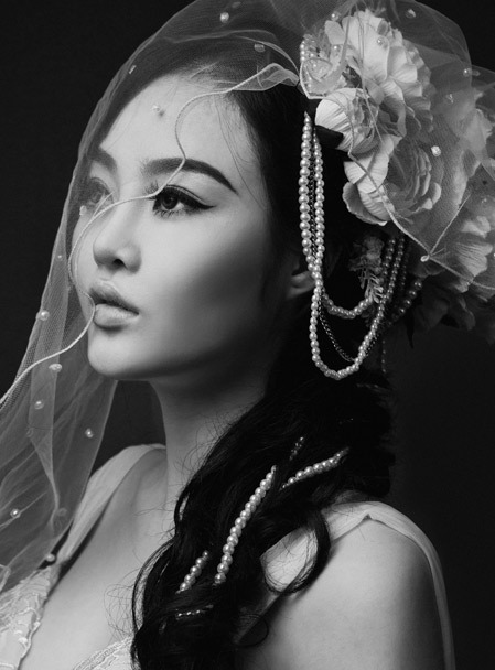 Julia Hồ thử sức với những chiếc váy cưới. Julia Hồ thử sức với những chiếc váy cưới.