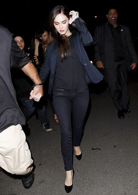 Megan Fox tới xem buổi chiếu phim mới của cô "This is 40" tại rạp chiếu ở Los Angeles tối 19/11. Megan Fox tới xem buổi chiếu phim mới của cô "This is 40" tại rạp chiếu ở Los Angeles tối 19/11.
