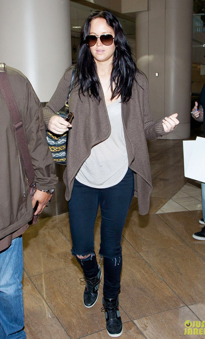 Jennifer was spotted signing autographs on her way out of LAX Airport. Jennifer was spotted signing autographs on her way out of LAX Airport.