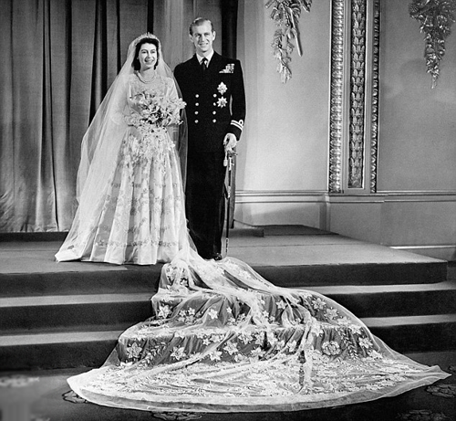 Lần đầu gặp nhau, thái tử Philip 18 tuổi và nữ hoàng Elizabeth II mới chỉ 13 tuổi. Họ yêu nhau ngay từ cái nhìn đầu tiên và lúc đó, nữ hoàng đã biết được rằng "người đàn ông cao lớn kia" sẽ là ý trung nhân của mình. Lần đầu gặp nhau, thái tử Philip 18 tuổi và nữ hoàng Elizabeth II mới chỉ 13 tuổi. Họ yêu nhau ngay từ cái nhìn đầu tiên và lúc đó, nữ hoàng đã biết được rằng "người đàn ông cao lớn kia" sẽ là ý trung nhân của mình.