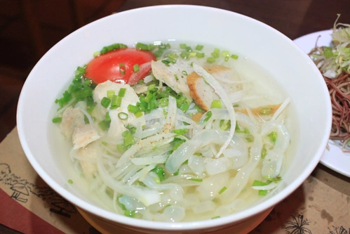 Bún sứa là một trong những món ăn đặc sản của phố biển mà du khách không thể bỏ qua.