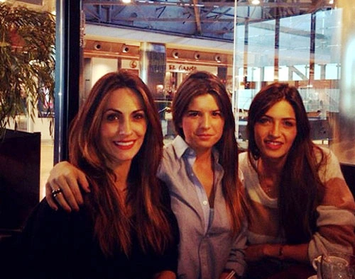 Nagore, vợ Alonso, Marta (bồ Callejon) và Sara (người yêu Casillas) vui vẻ chụp ảnh chung trong buổi đi chơi.