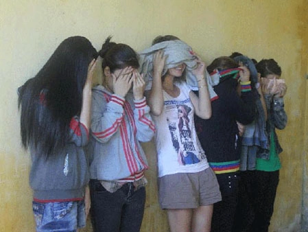 Các cô gái bị Công an tỉnh Quảng Nam bắt quả tang đang bán dâm. Các cô gái bị Công an tỉnh Quảng Nam bắt quả tang đang bán dâm.